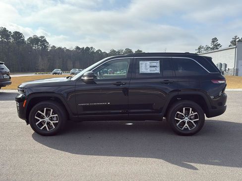New 2025 Jeep Grand Cherokee Limited w/ Luxury Tech Group II image 4
