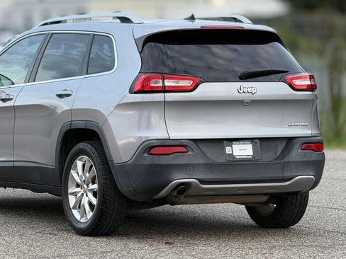 Used 2017 Jeep Cherokee Limited FWD image 16