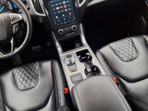 Used 2024 Ford Edge Titanium image 10