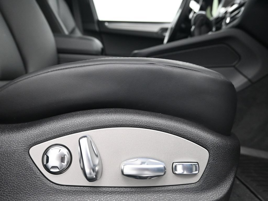 Certified 2026 Porsche Macan AWD/4WD image 15