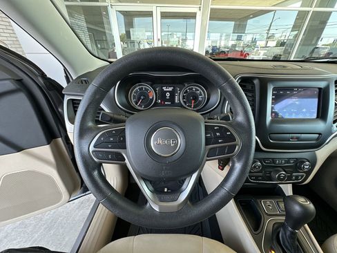 Used 2019 Jeep Cherokee Latitude w/ Popular Appearance Group FWD image 12