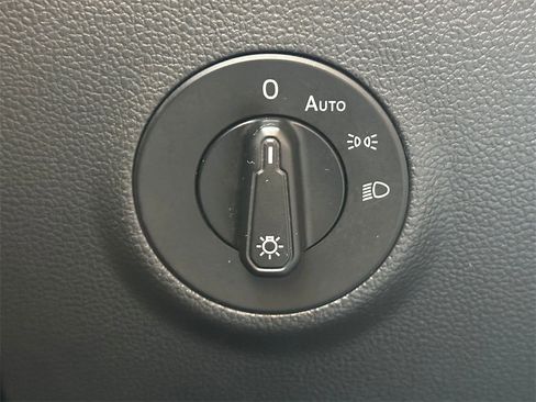 Used 2024 Volkswagen Taos SE image 28