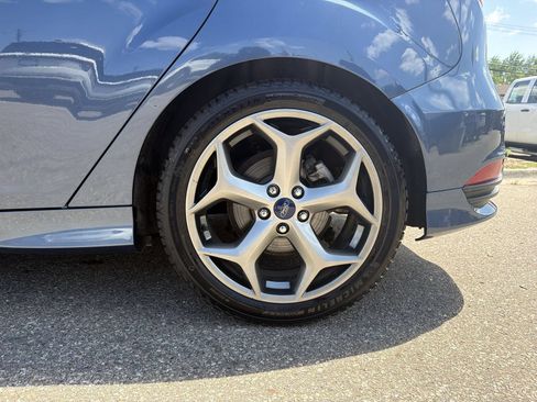 Used 2018 Ford Focus ST w/ Equipment Group 401A FWD image 17