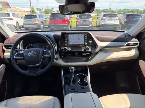Used 2022 Toyota Highlander XLE AWD/4WD image 12