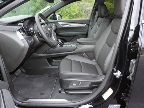 New 2026 Cadillac XT5 Luxury w/ LPO, ONYX Package image 15