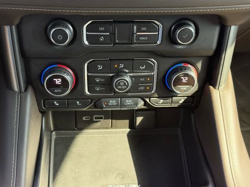 Used 2021 Chevrolet Tahoe Z71 w/ Z71 Signature Package image 18