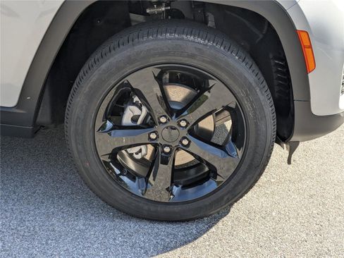 New 2025 Jeep Grand Cherokee Altitude image 11