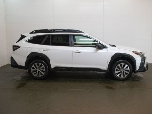Used 2025 Subaru Outback Premium AWD/4WD image 3
