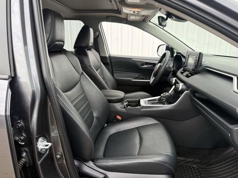 Used 2021 Toyota RAV4 XLE Premium image 31