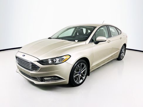 Used 2017 Ford Fusion SE w/ Equipment Group 201A image 3