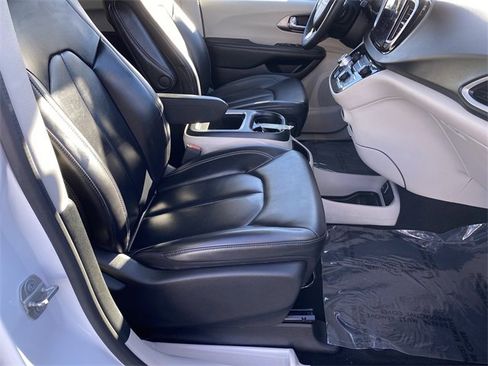 Used 2023 Chrysler Pacifica Touring-L image 34