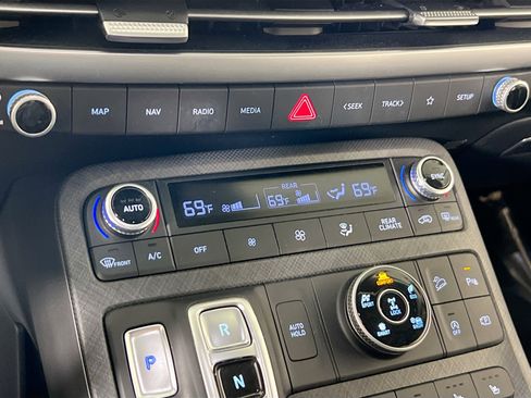 Used 2023 Hyundai Palisade Limited w/ Winter Package image 16