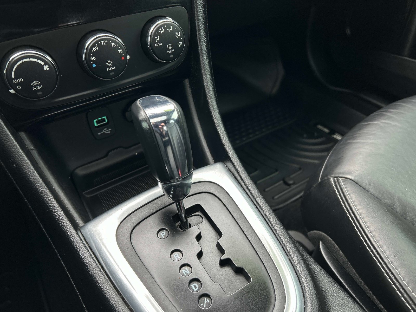 Used 2013 Chrysler 200 Limited w/ Sun/Sound Group FWD image 29