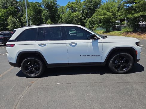 Used 2023 Jeep Grand Cherokee Altitude AWD/4WD image 2