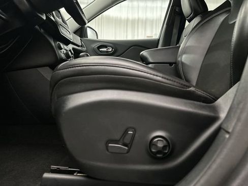 Used 2020 Jeep Cherokee Latitude Plus w/ Cold Weather Group AWD/4WD image 18