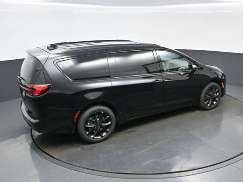 New 2027 Chrysler Pacifica Limited AWD/4WD image 26