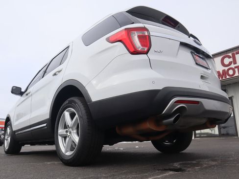 Used 2017 Ford Explorer XLT image 19