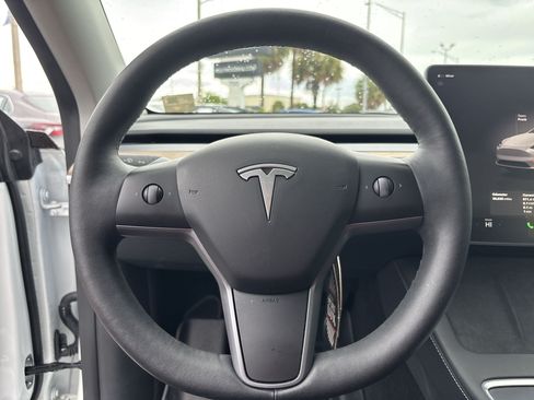 Used 2024 Tesla Model Y Long Range RWD image 11