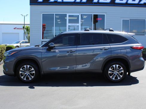 Used 2021 Toyota Highlander XLE AWD/4WD image 3
