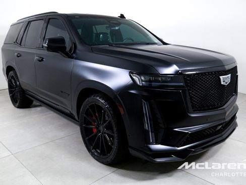 Used 2024 Cadillac Escalade V w/ LPO, ONYX Package image 3