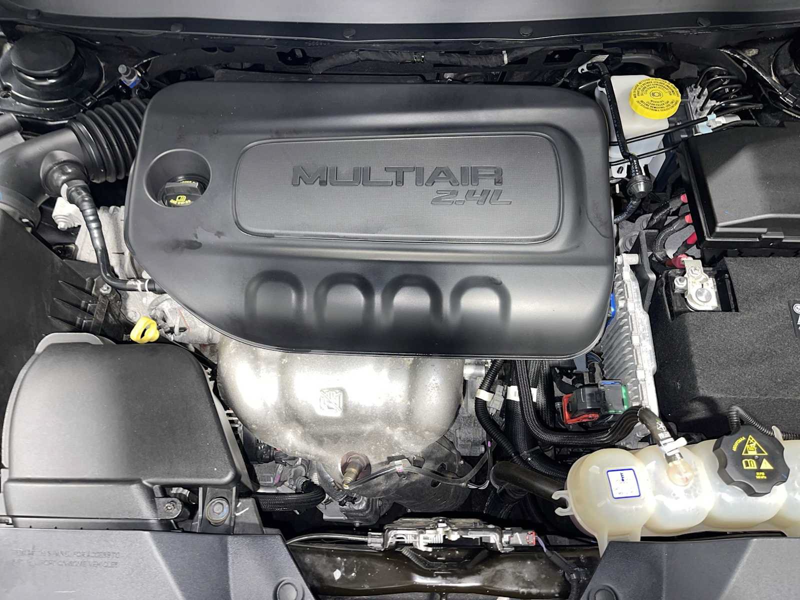 Used 2019 Jeep Cherokee Latitude Plus w/ Cold Weather Group AWD/4WD image 9