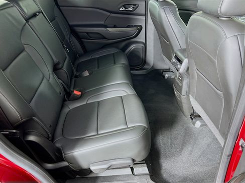 Used 2023 GMC Acadia SLT image 25