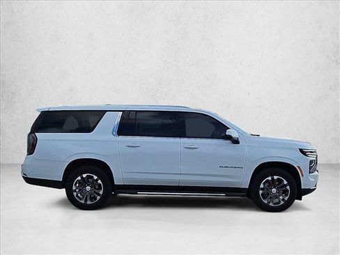 Used 2025 Chevrolet Suburban LT w/ Advanced Technology Package RWD image 4