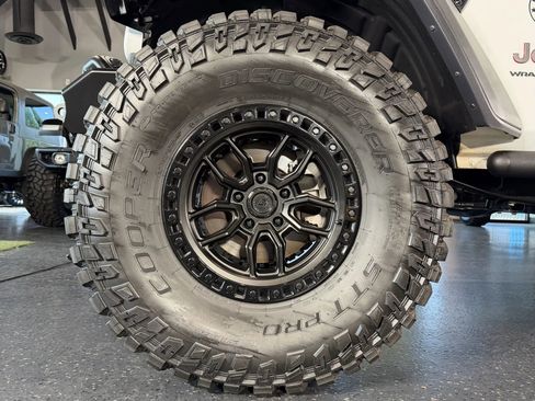 Used 2025 Jeep Wrangler Unlimited Rubicon image 25