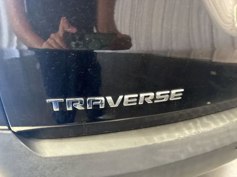 Used 2021 Chevrolet Traverse LT image 14