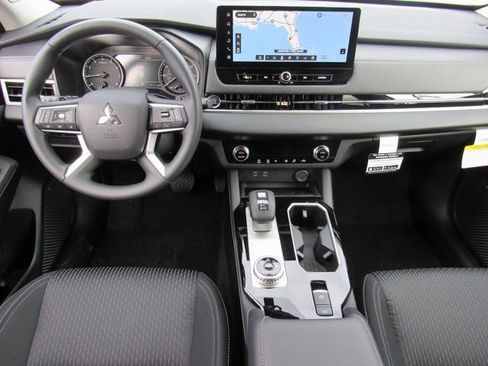 New 2026 Mitsubishi Outlander ES image 9