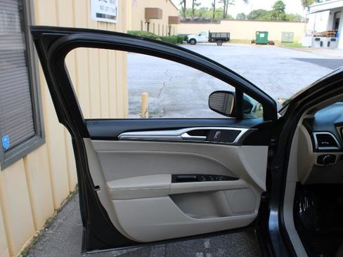 Used 2019 Ford Fusion SE image 19