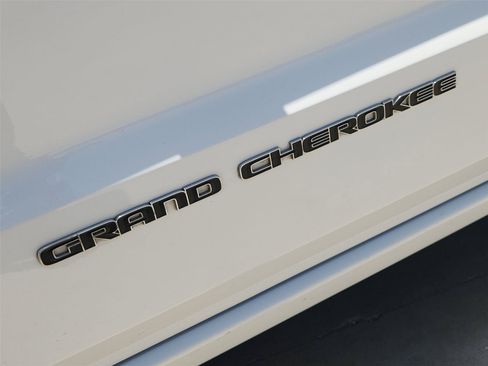 Used 2017 Jeep Grand Cherokee Overland RWD image 31