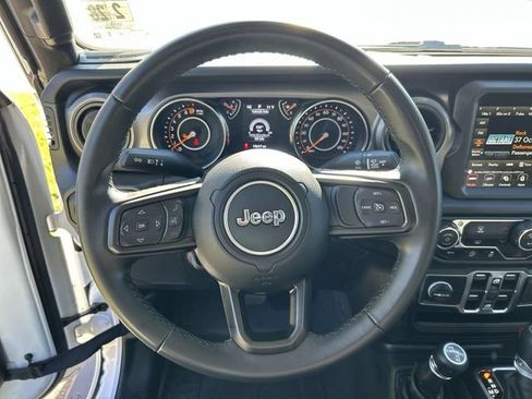 Used 2022 Jeep Gladiator Sport AWD/4WD image 18