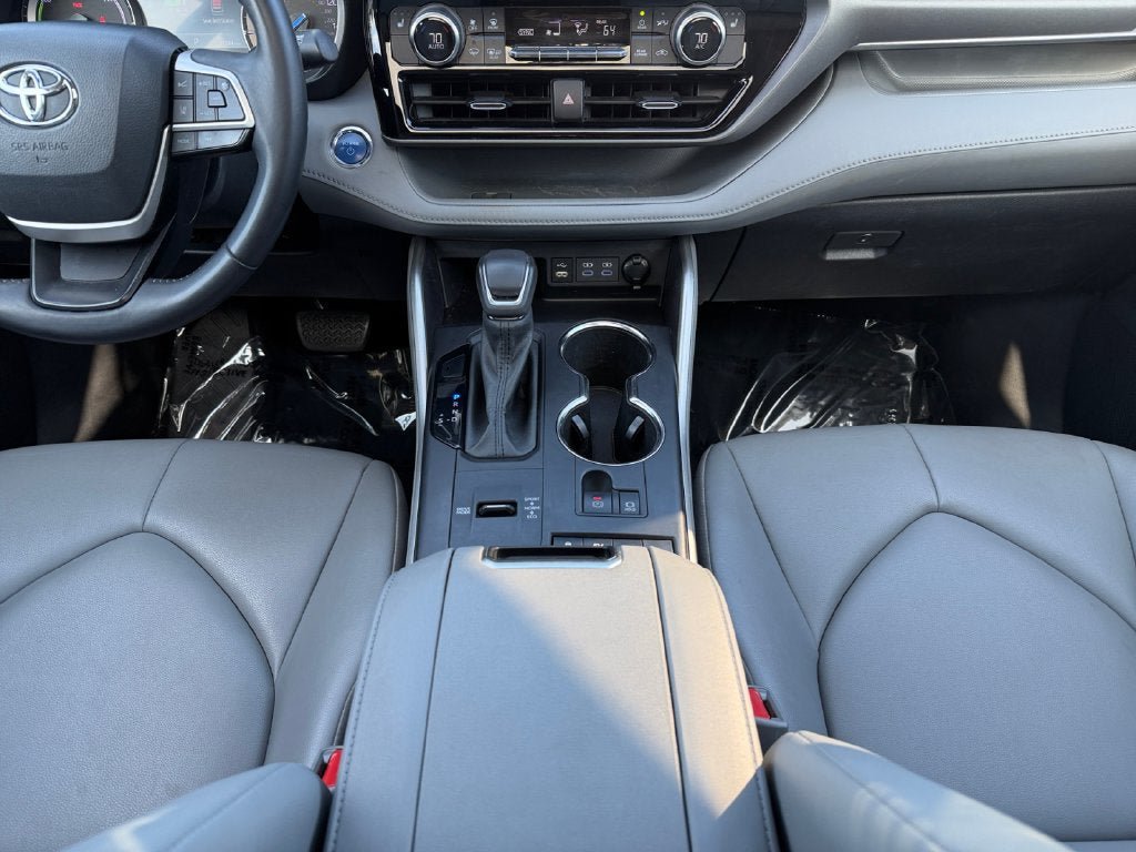 Used 2022 Toyota Highlander XLE AWD/4WD image 13
