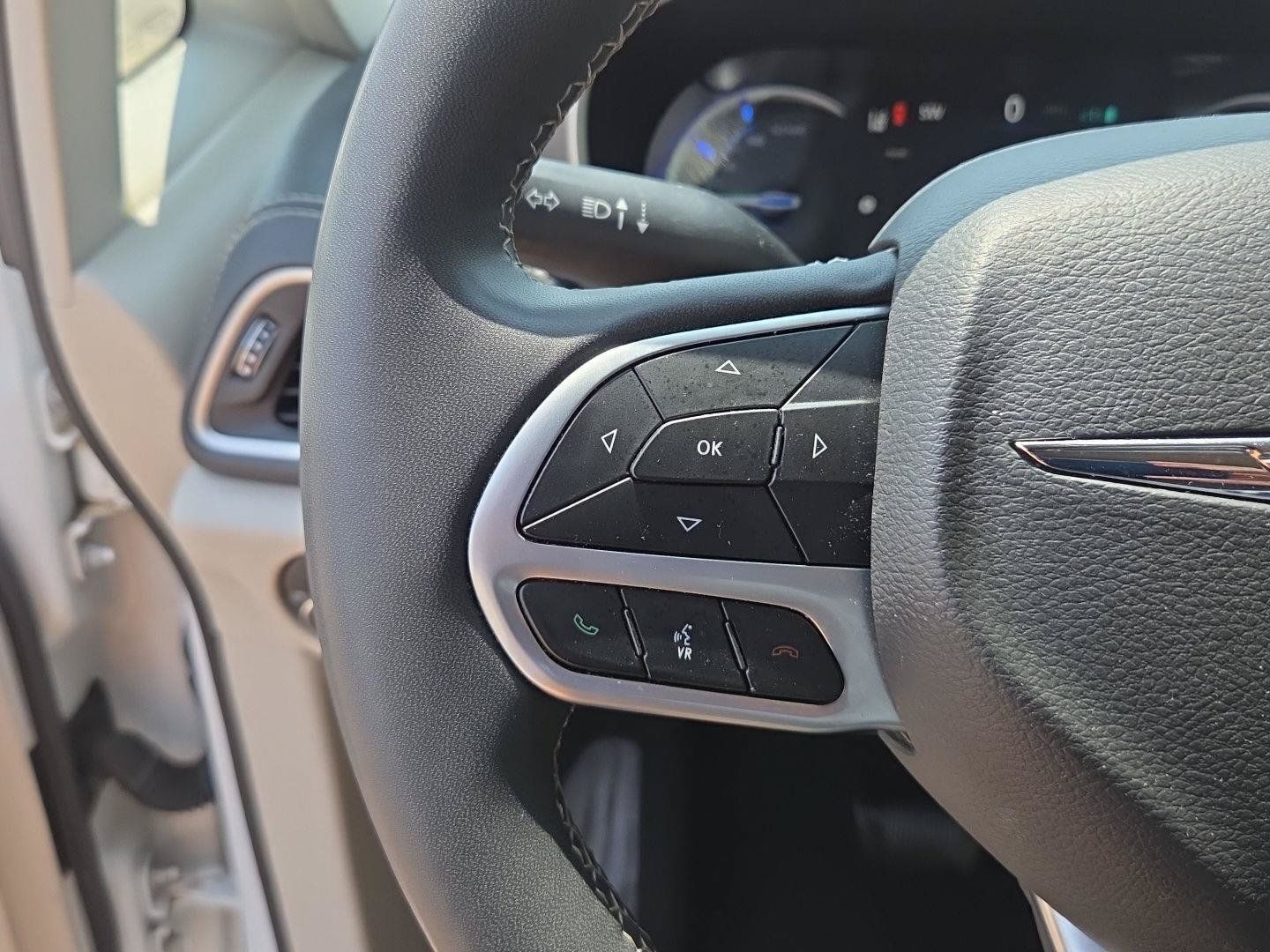 Used 2023 Chrysler Pacifica Touring-L FWD image 26