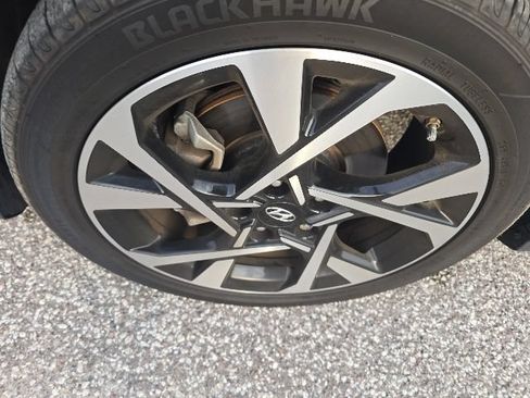 Used 2022 Hyundai Kona Limited w/ Cargo Package FWD image 7