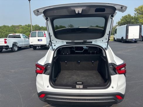 Used 2025 Chevrolet Trax LS image 33