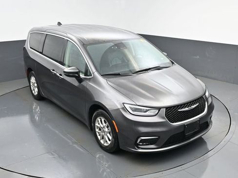 Used 2023 Chrysler Pacifica Touring-L image 22