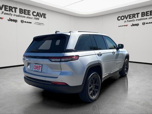 New 2025 Jeep Grand Cherokee Altitude image 9