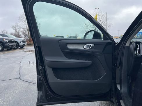 Used 2024 Volvo XC40 B5 Core image 8