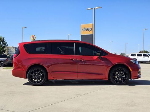 New 2026 Chrysler Pacifica Select w/ S Appearance Package image 7