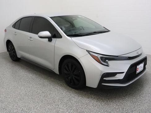 Certified 2025 Toyota Corolla SE FWD image 4