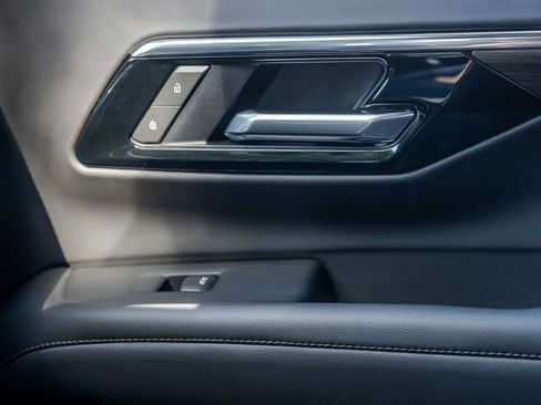 Used 2025 Chevrolet Suburban Z71 image 14