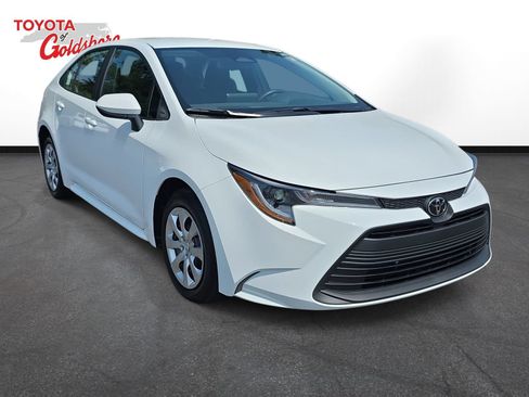 Used 2025 Toyota Corolla LE FWD image 3