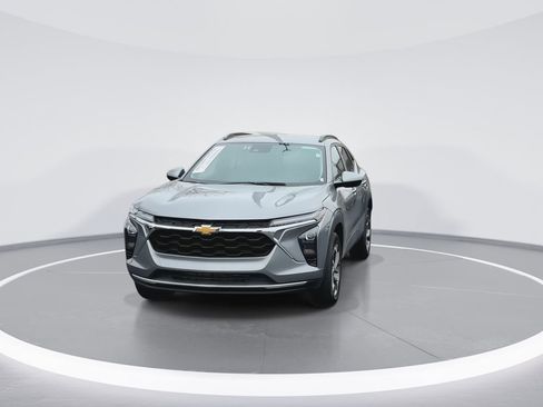 Used 2025 Chevrolet Trax LT w/ LT Convenience Package image 3