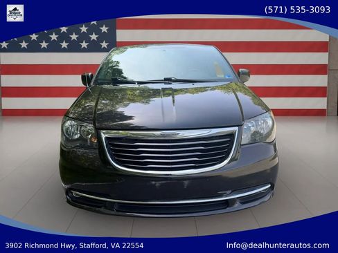 Used 2015 Chrysler Town & Country S FWD image 2
