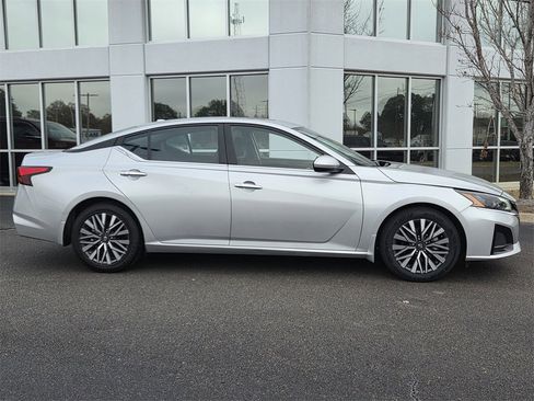 Used 2024 Nissan Altima 2.5 SV w/ SV Premium Package image 3