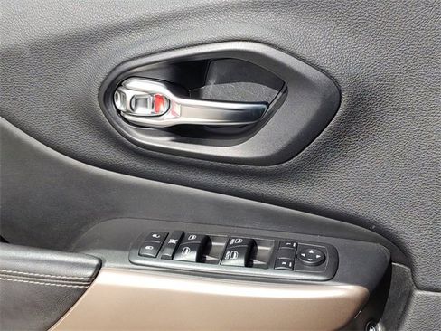 Certified 2018 Jeep Cherokee Limited w/ Technology Group image 27