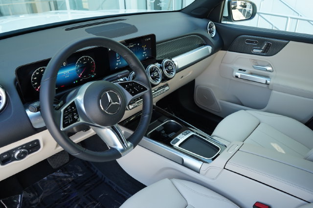 Used 2025 Mercedes-Benz GLB 250 image 2