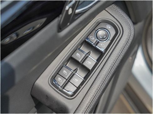 Certified 2025 Porsche Macan image 28